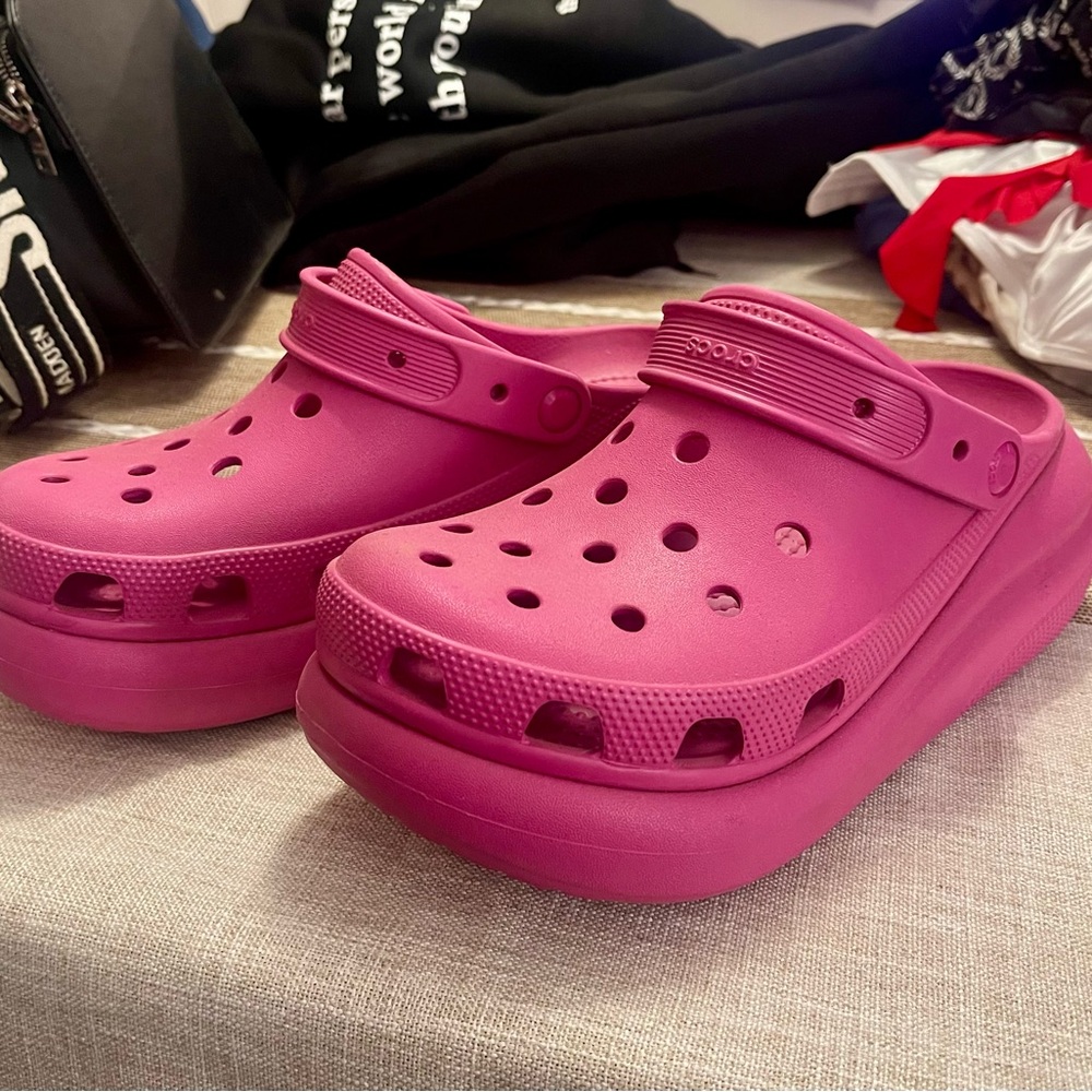 CROCS Women's Bold Pink Clogs